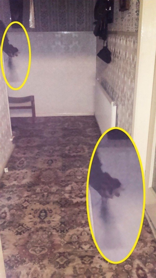 Démon po sebe zanechal stopy v podobe temnej hmloviny zachytenej na fotografii.